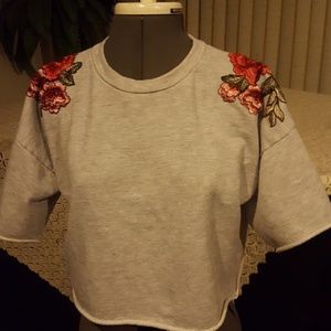 Cropped short sleeve sweatshirt.